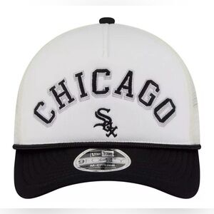 New Era Adult Chicago White Sox
White Arch Glitz 9Forty
Adjustable Hat